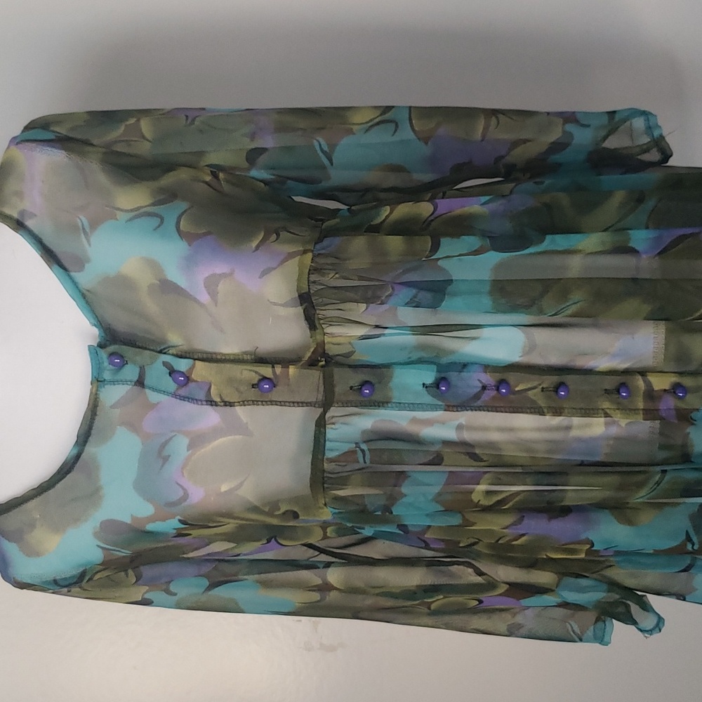 Blouse with purple buttons